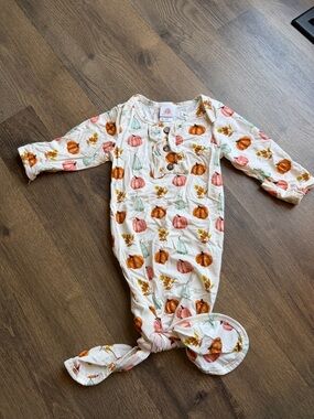 Baby Knotted One-Piece Gown in White with Pumpkin Print